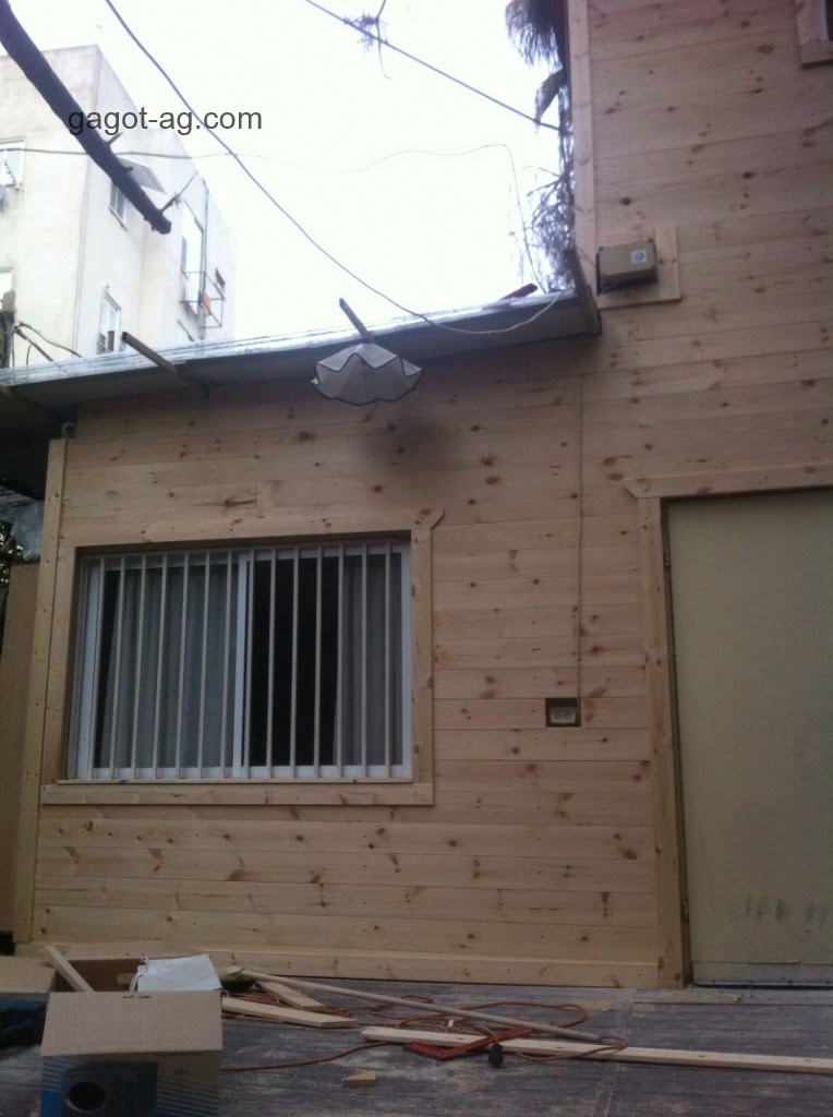 חיפוי קיר מעץ מוקצע