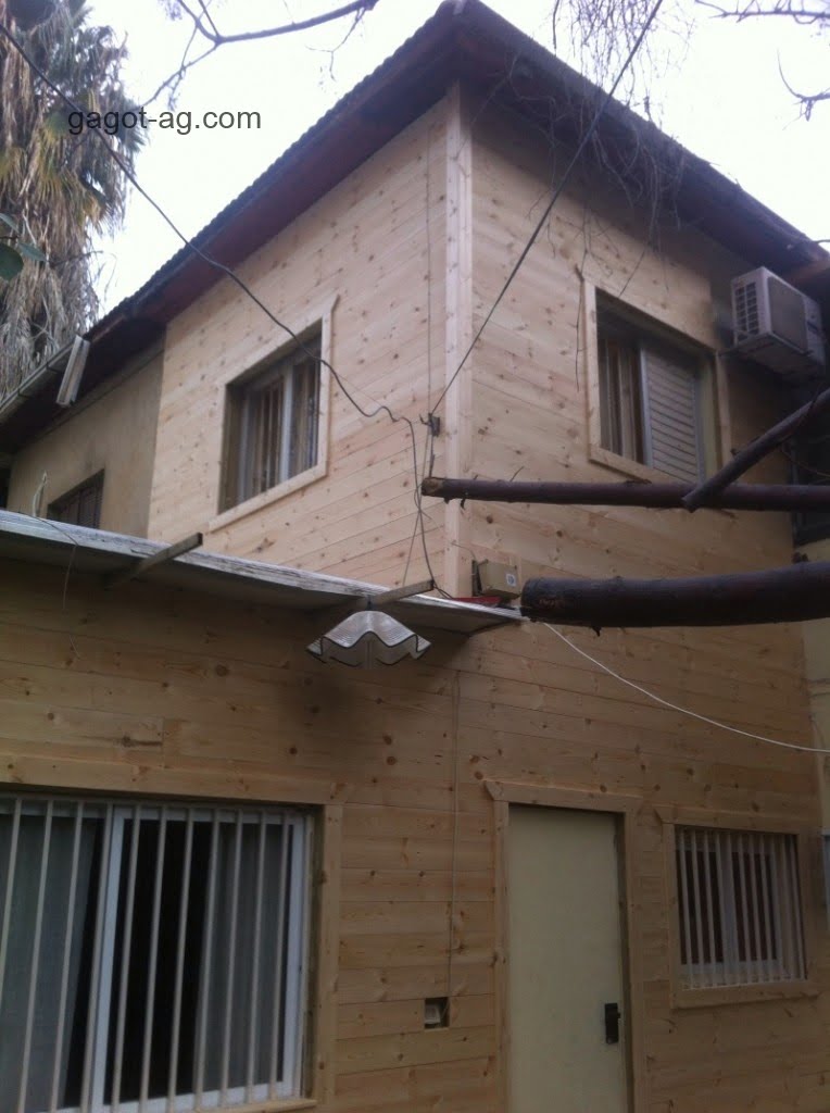 נגר גגות - חיפוי קיר מעץ מוקצע