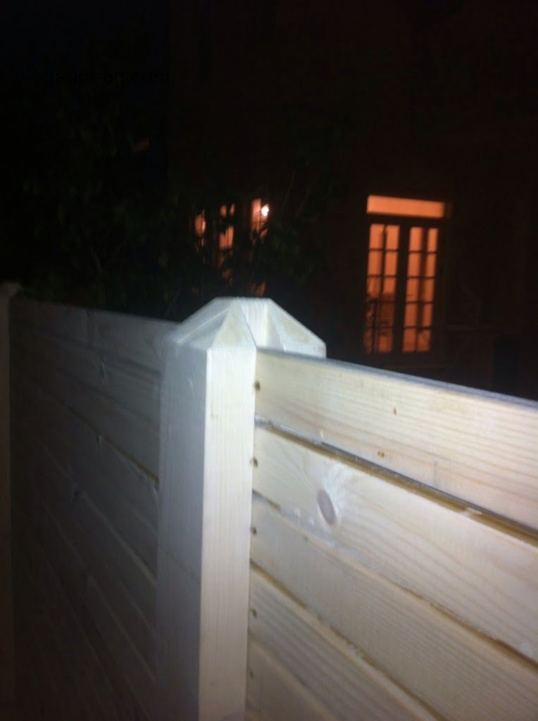 גדר עץ מעמודים גושניים ולטות מוקצעות