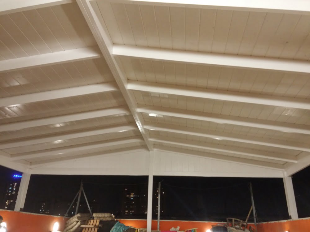 פרגולה דקורטיבית עם תיקרת עץ וקירוי ביריעות שינגלס