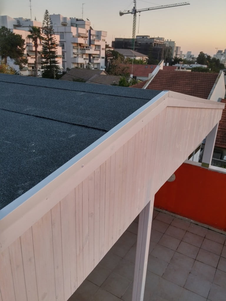 פרגולה דקורטיבית עם תיקרת עץ וקירוי ביריעות שינגלס