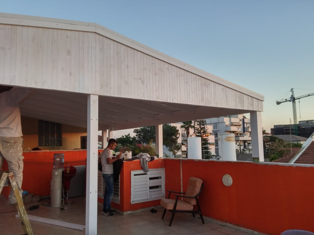 פרגולה דקורטיבית עם תיקרת עץ וקירוי ביריעות שינגלס