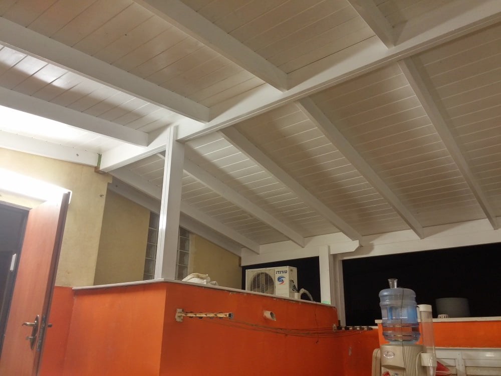 פרגולה דקורטיבית עם תיקרת עץ וקירוי ביריעות שינגלס