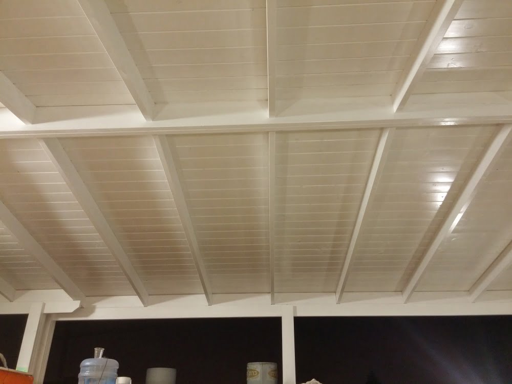 פרגולה דקורטיבית עם תיקרת עץ וקירוי ביריעות שינגלס