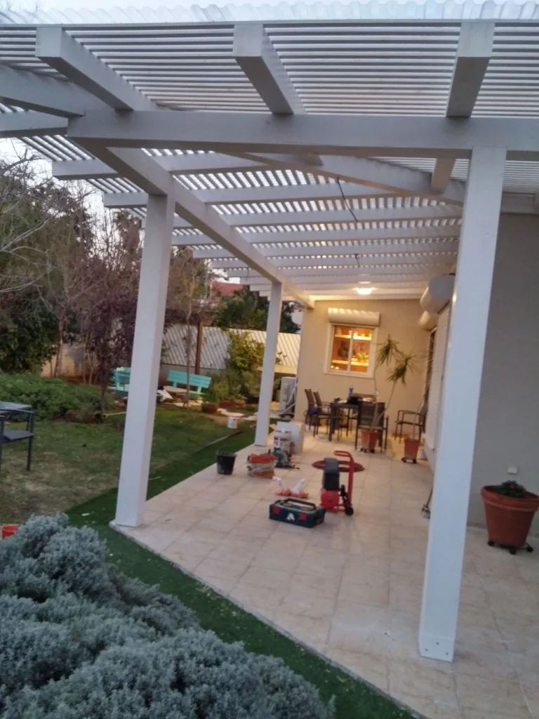 פרגולה גושנית עם הצללה וסנטף