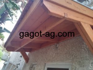 גגון עץ דקורטיבי להגנה מגשם בסף הדלת