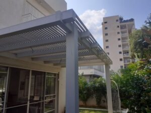 פרגולות עץ גושני עם הצללה