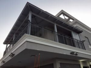 פרגולה מעץ אורן עם רעפים