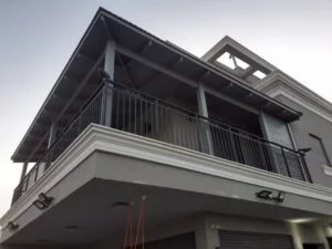 פרגולה מעץ אורן עם רעפים