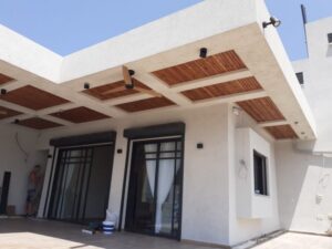 חיפוי תיקרה בין ריבועי בטון לגימור דקורטיבי