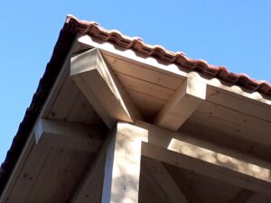 פרגולה גושנית עם שגמים ומגרעות