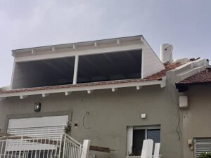 הגבהת גג רעפים "קוקייה" מעץ אורן מוקצע.