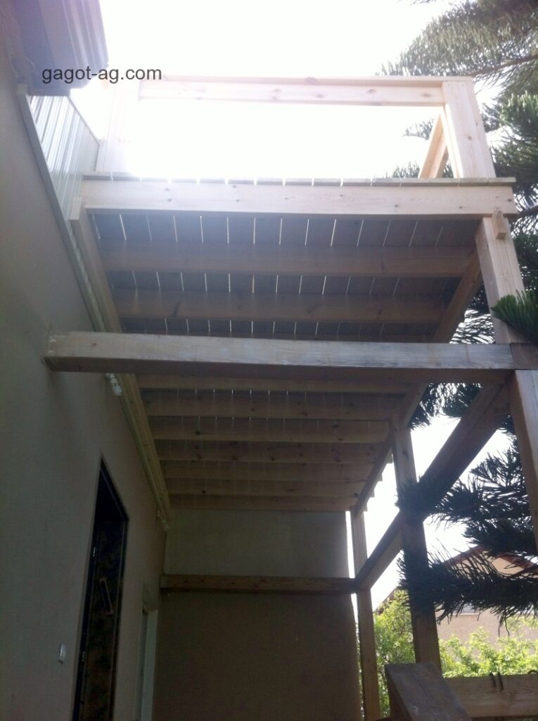 מרפסת עץ על עמודים