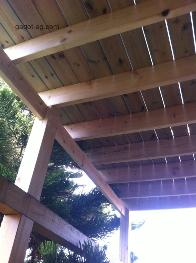 מרפסת עץ על עמודים