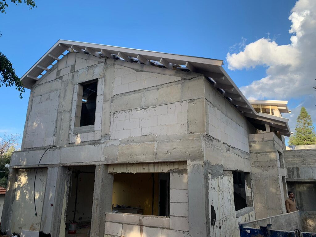 גג רעפים עם ארגז רוח כפרי