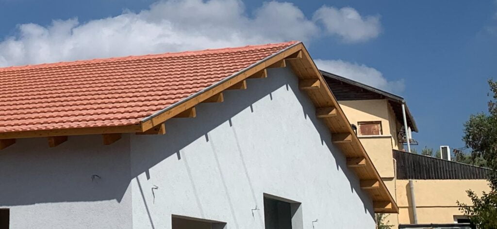 גג רעפים שני שיפועים בסגנון כפרי