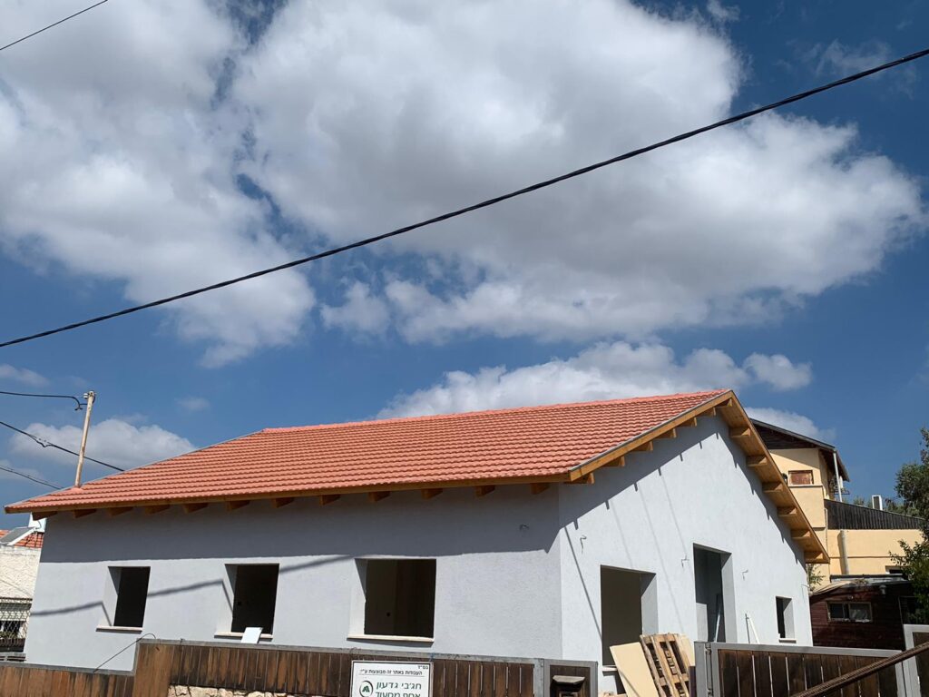 גג רעפים שני שיפועים בסגנון כפרי