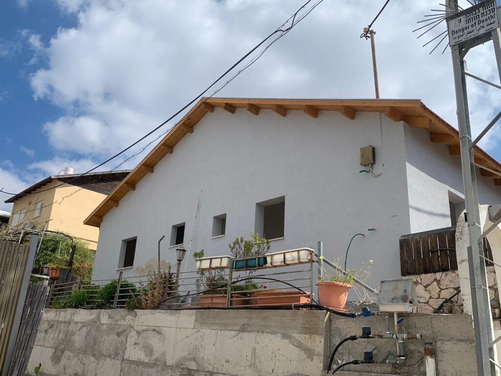 גג רעפים שני שיפועים בסגנון כפרי