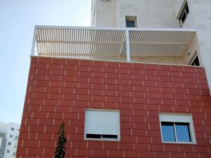 פרגולה אלומיניום סגירת מרפסת