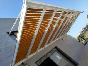 פרגולה מאלומיניום עם לוחות הצללה דמוי עץ מרזב דקורטיבי וסנטף BH עם הכנות לתאורה