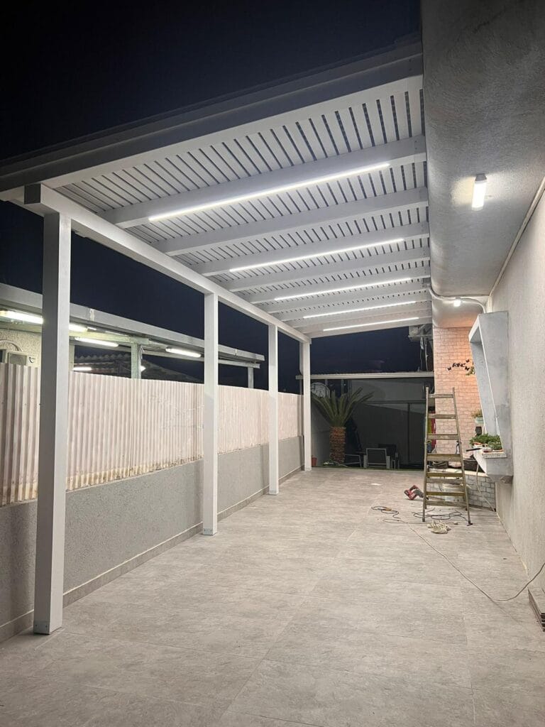 פרגולת עץ גושנית עם תאורת לדים