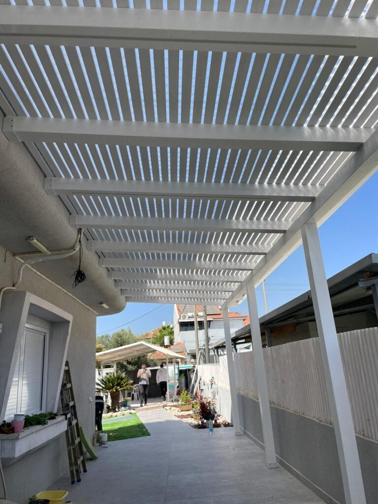 פרגולת עץ גושנית עם תאורת לדים