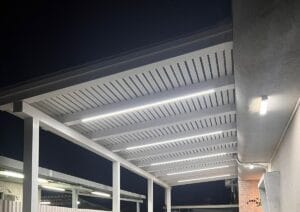 פרגולת עץ גושנית עם תאורת לדים