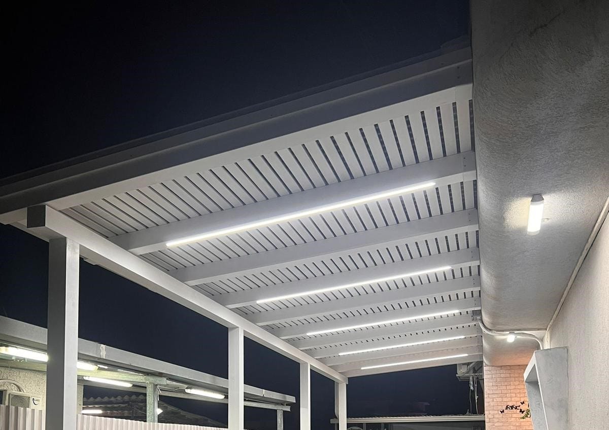 פרגולת עץ גושנית עם תאורת לדים