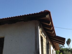 גג רעפים עם ארגז רוח כפרי