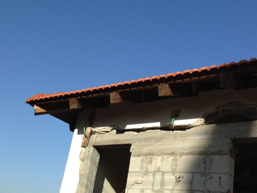 גג רעפים עם ארגז רוח כפרי