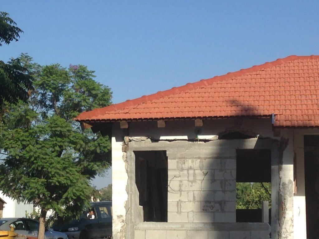 גג רעפים עם ארגז רוח כפרי