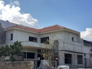 גג רעפים קרניז בטון