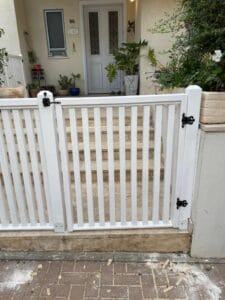 עבודת נגרות מקצועית של א.ג נגרות גגות – התקנה וצביעה של גדר עץ אורן בצבע על בסיס מים